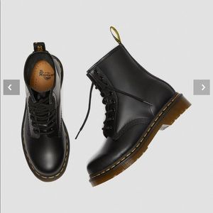 1460 SMOOTH LEATHER LACE UP BOOTS Dr Martens sz 8